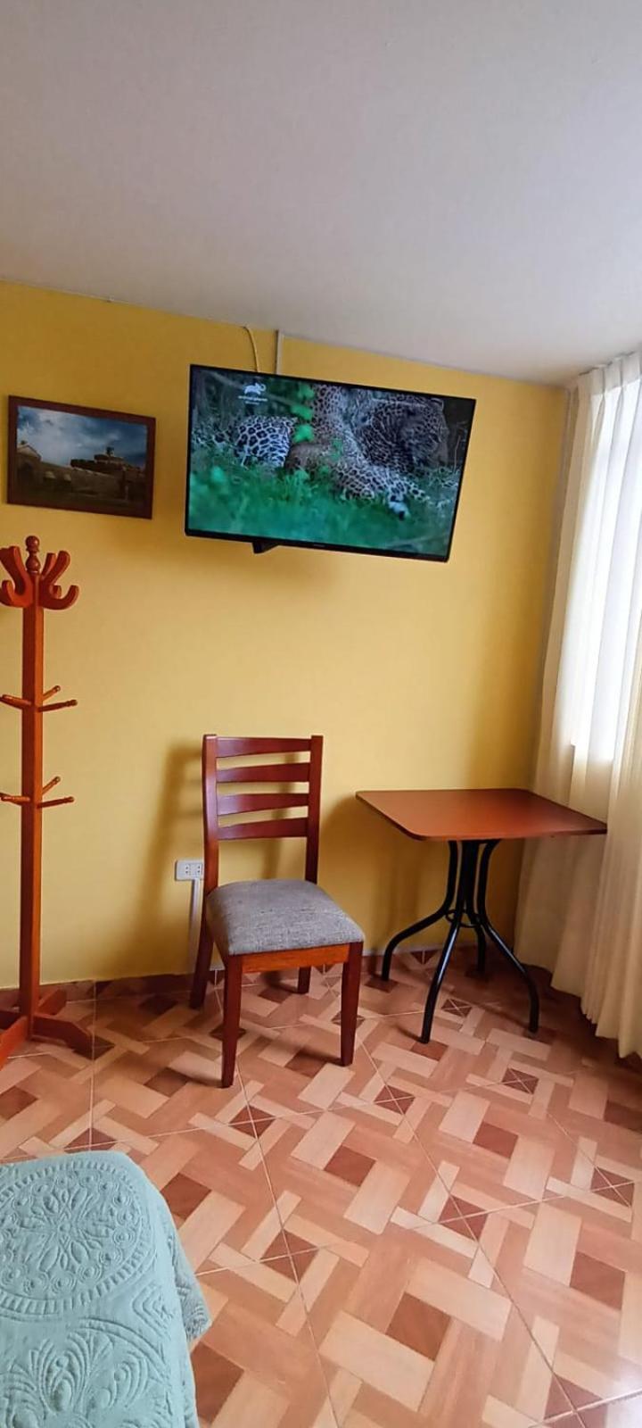 Right Across From The Airport - Free Shuttle - A Y J Familia Apartment Lima Room photo